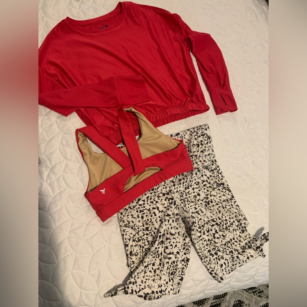 Girls S (6-7) ON sheer long-sleeved crop top, sports bra and long biker shorts